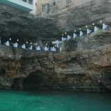 A pochi metri di distanza si trova la pi� famosa �grotta Palazzese�, denominata in questo modo perch� un tempo faceva parte dei beni del palazzo della famiglia Leto, feudataria di Polignano nel 700. La caverna offre due ingressi ed � probabilmente la pi� vasta di tutto il litorale: ospita addirittura uno storico ristorante